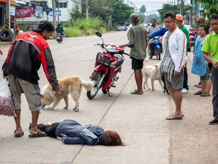 11 Nov'20 Surin Province Thailand : The Young Woman was in an Accident Lying on The Street and The People around Herのeditorial素材