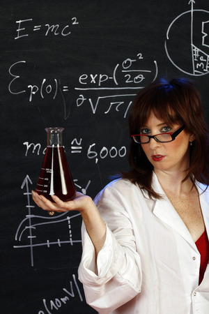 Young woman working on an experiment in her laboratory


の写真素材