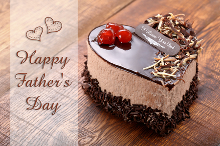 Delicious chocolate cake in shape of heart with Happy Fathers Day inscription greetings

の写真素材