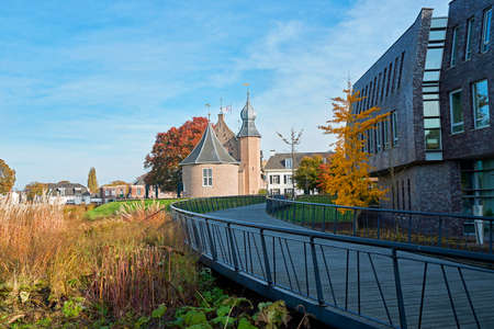 Coevorden, Netherlands - Oct 31 2021 - View on the medieval Coevorden castle and the modern pedestrian bridge leading to it. At the right side is a very modern building called 'Hof van Coevorden'のeditorial素材