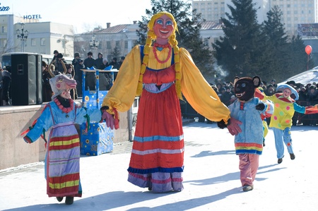 ULAN-UDE, RUSSIA - FEBRUARY 14: A huge doll of Shrovetide dances in a ring on the last day of the Pancake festival, February, 14, 2010, Ulan-Ude, Russia.のeditorial素材