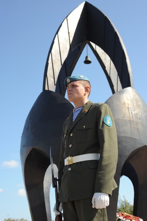 ULAN-UDE, RUSSIA - SEPTEMBER 11: Guard of honour at Black Tulip - monument to the fallen soldiers in Afghanistan on annual meeting of Afghan war vets, September, 11, 2009, Ulan-Ude, Buryatia, Russia.のeditorial素材