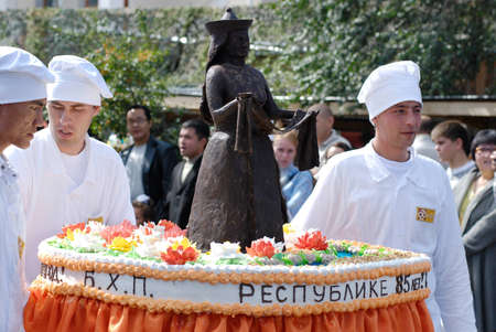 ULAN-UDE, RUSSIA - SEPTEMBER 6: Employees of the biggest city baking company "Buryatkhlebprom" move a huge cream cake during the parade on annual City Day, Sep 6, 2008, Ulan-Ude, Buryatia, Russia.のeditorial素材