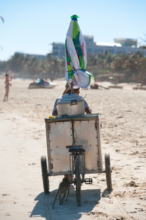 MUI NE, VIETNAM - FEBRUARY 28: An unidentified local man vendor sells boiled corn at the beach of Mui Ne, a popular resort in Southern Vietnam, February 28, 2013 in Mui Ne, Phan Thiet, Vietnam.のeditorial素材