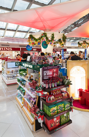 BANGKOK - DEC 17; 2015: Unidentified people shop at duty free cosmetics boutiques at the International Airport Suvarnabhumi not long before Christmas. The airport is the sixth busiest airport in Asia.のeditorial素材