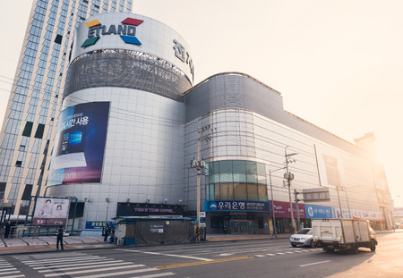 SEOUL - MARCH 29, 2017: The facade of Etland mall. ETLAND is a Korean online or offline and shopping mall and auction site, similar to the US eBay. It is headquartered in Yongsan gu Seoul, Korea.のeditorial素材