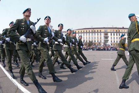 ULAN-UDE, RUSSIA - MAY 9, 2009: Young russian soldiers paratroopers march at the parade on annual Victory Day.のeditorial素材