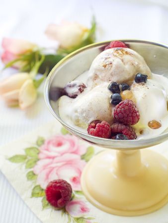 Vanilla ice cream with fresh berriesの写真素材