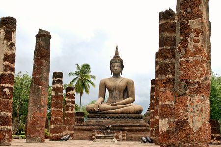 Buddha in the ruins of Wat Mahathatの写真素材