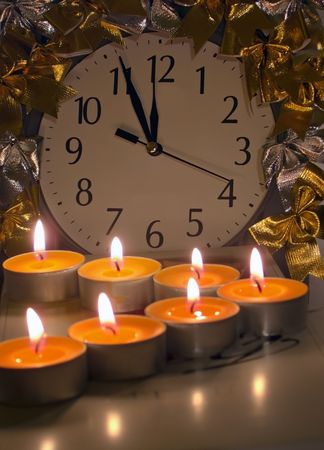 Christmas - New Year composition with midnight time clock, and tea candles model "greate" symbol
の写真素材