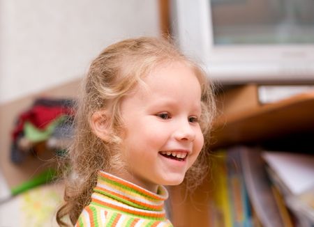 Small girl facial close-up portret (indoor)の写真素材