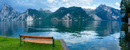 Wooden bench near Traunsee summer lake (Traunkirchen, Austria).の写真素材