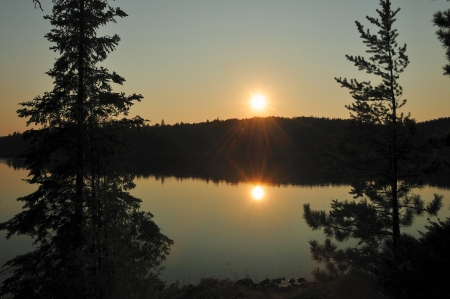 Reflections of the sun on Saganagons Lake in the Queticoの写真素材
