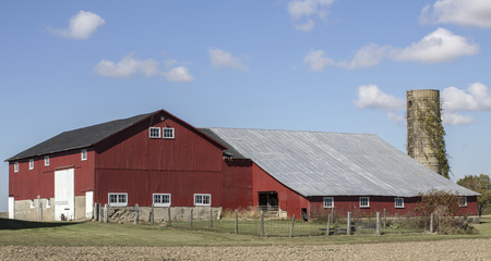 Barn and silo on a beautiful autumn day.の写真素材