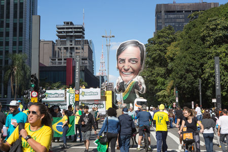 Sao Paulo, Brazil. Protesters in support of the President of Brazil, Jair Bolsonaro, the Reform of Previdencia and the Anti-crime Package of Minister Sergio Moro, take Avenida Paulista with their traditional green and yellow t-shirts.のeditorial素材