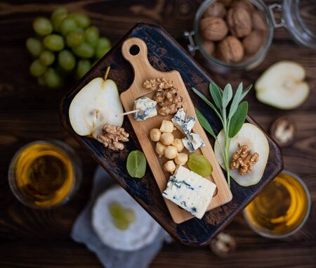 dor blue cheese with grapes and pearsの写真素材