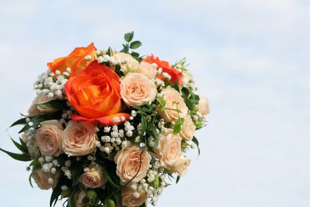 bride`s wedding bunch of pink rose flowers isolated on skyの写真素材