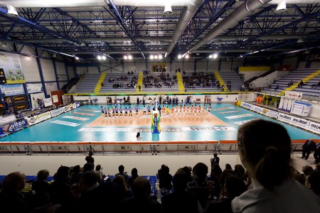 PISA, ITALY - OCTOBER, 31: Volleyball Italian Women A2 League, Chieri vs Biancoforno Santa Croce at PalaParenti on Oct 31 2010, Pisa, Italyのeditorial素材
