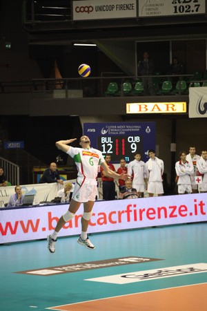 FLORENCE, ITALY - OCTOBER, 06, 2010: FIVB Men's Volleyball World Championship, Bulgaria vs Cuba at Nelson Mandela Forum on Oct 06 2010, Florence, Italyのeditorial素材