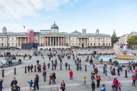 LONDON, UNITED KINGDOM - OCTOBER 30, 2013: Crowded Trafalgar Square with National Gallery on Backgroundのeditorial素材