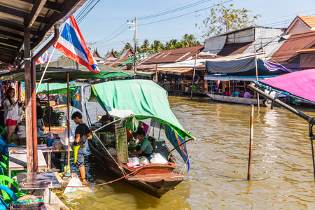 AMPHAWA, THAILAND - NOVEMBER 26, 2017: Floating market in the town of Amphawa, with typical boats on the river used to cook food and sell goods. Travel and tourism conceptsのeditorial素材