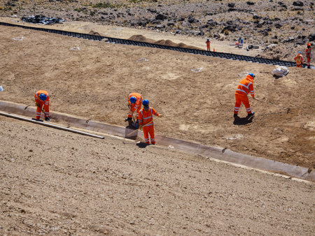 Clay and geosynthetic cover in sanitary and mining landfills.