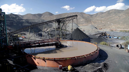 Mineral processing plant with conveyor belts and mineral thickening tanks