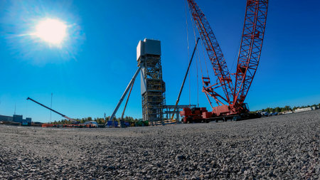 Assembly process using telescopic cranes of pre-assembled modules of metal structures