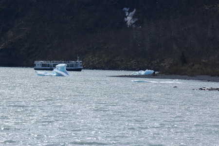A tour boat dodges ice bergs in Portage Lakeのeditorial素材