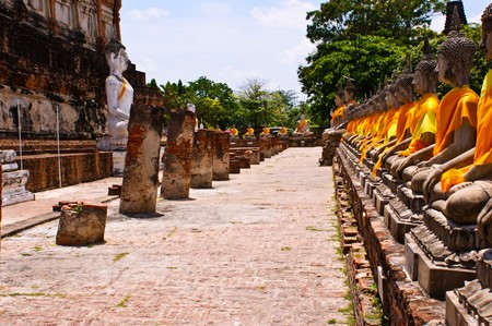 Aligned statues of Buddha の写真素材