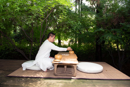 China, Kunming - August 10, 2018. A  men playing Chinese Chess in the parkのeditorial素材