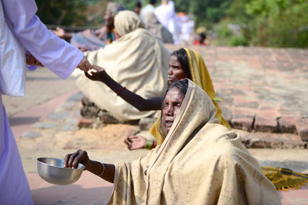 NALANDA, BIHAR, INDIA-October 28 2014: A group of poor Indian people,  sit and beg tourists for money or food at Gridhakuta Hill, Bihar, India.のeditorial素材