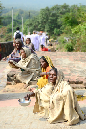 NALANDA, BIHAR, INDIA-October 28 2014: A group of poor Indian people,  sit and beg tourists for money or food at Gridhakuta Hill, Bihar, India.のeditorial素材