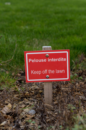 SignÂ in French Keep off the lawn, in a park