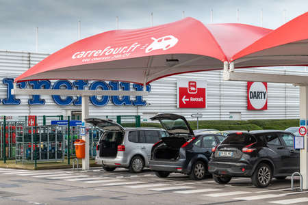 Calais, France - January 15, 2020 - Take-out shopping service of french international hypermarket chain Carrefour store in Calais, Franceのeditorial素材