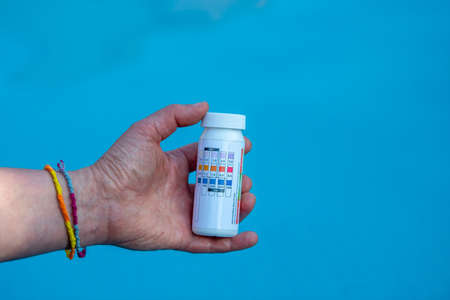 Check the pH of a private swimming poolの写真素材
