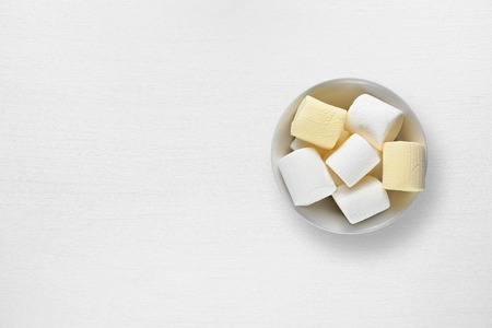 Marshmallow in bowl on white table top viewの写真素材