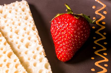 fresh strawberry and diabetic diet crunches - crispy waffle bread from wheat, texture close-upの写真素材