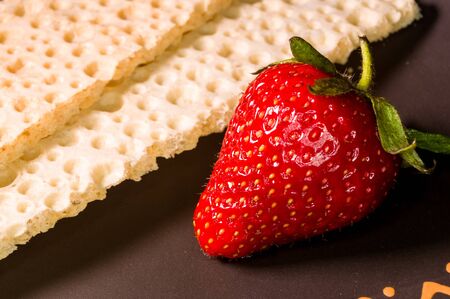fresh strawberry and diabetic diet crunches - crispy waffle bread from wheat, texture close-upの写真素材