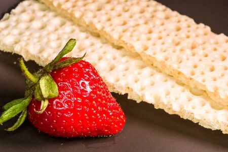 fresh strawberry and diabetic diet crunches - crispy waffle bread from wheat, texture close-upの写真素材