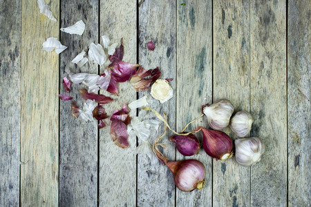 onion and garlic on wood plank, top viewの写真素材
