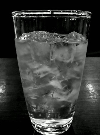 A glass of water with ice cubesの素材