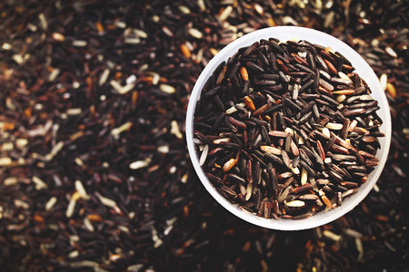 organic black jasmine rice (riceberry rice)の写真素材