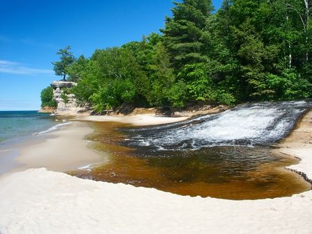 Chapel Creek flows into Lake Superior in northern Michiganの写真素材
