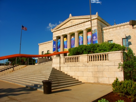 Chicago, USA - June 07, 2005: View of the main entrance to the Shedd Aquarium near downtown Chicago, Illinois.  The Shedd Aquarium opened in the year 1930.のeditorial素材