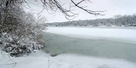 Shoreline of Pierce Lake on a snowy winter day at Rock Cut State Park in Illinoisの写真素材