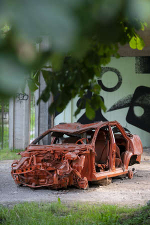 A vertical selective focus shot of rusty carの写真素材