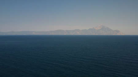 An aerial view of an ocean with mountains on the backgroundの写真素材