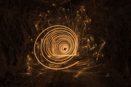 Espiral de fuego en un tÃºnel, fotografÃ­a de larga exposiciÃ³n en un tÃºnel