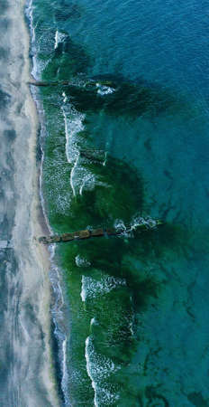 A vertical overhead shot of a beautiful shorelineの写真素材
